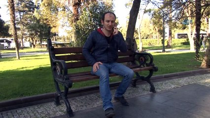 Demir kapı ile panelvan araç arasında kalmaktan son anda böyle kurtuldu