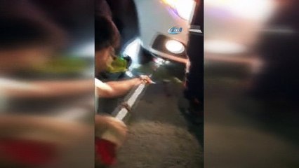 Otomobilin lastiğine sıkışan kediyi itfaiye kurtardı... O anlar kamerada