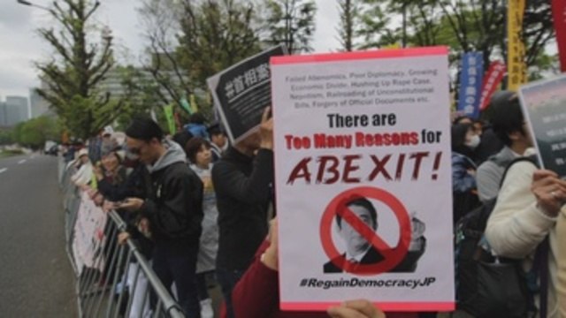 La popularidad de Abe sigue cayendo a mínimos históricos por el caso de corrupción
