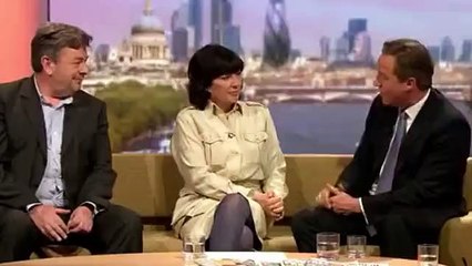 Gazeteci, İngiltere Başbakanı'nı azarladı