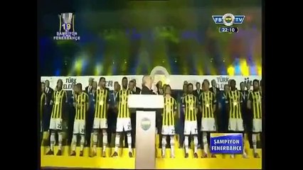 Aziz Yıldırım, şampiyonluk töreninde taraftara köpürdü