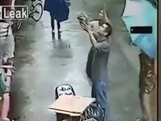 Camdan düşen bebeği havada yakaladılar