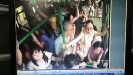 Çinli kundakçı otobüsün içindeki yolcuları diri diri yaktı