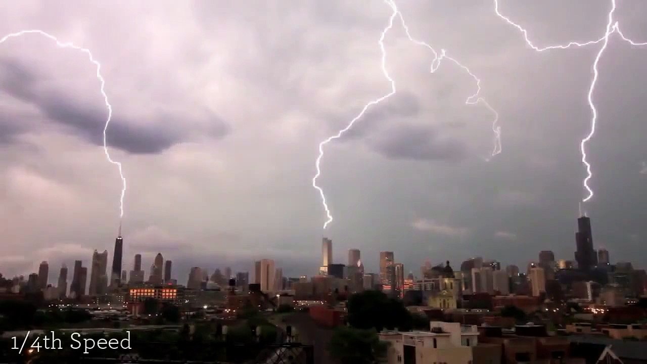 Ağır çekimde yıldırım düşmesi