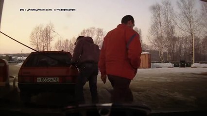 Benzinliğin yanlış tarafına gelen Rus sürücünün pratik çözümü