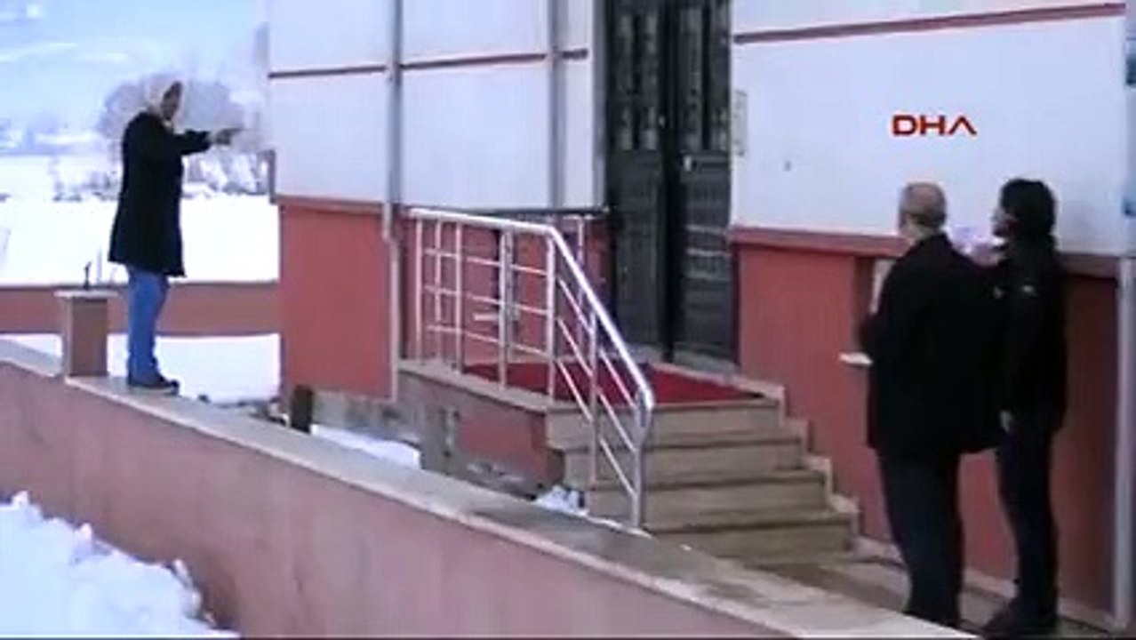 Polis, kendini yakmak isteyen kadının üzerine atladı