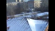 Çatıda snowboard yapan karga