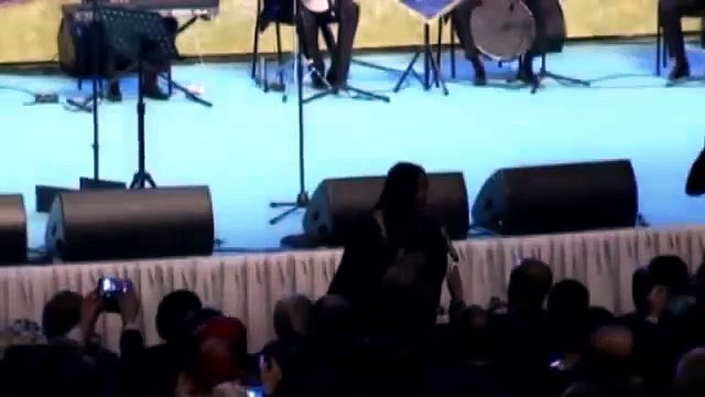 Cumhurbaşkanı Erdoğan Roman gecesinde şarkı söyledi