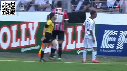 Kadın hakem itiraz eden futbolcunun üzerine böyle yürüdü