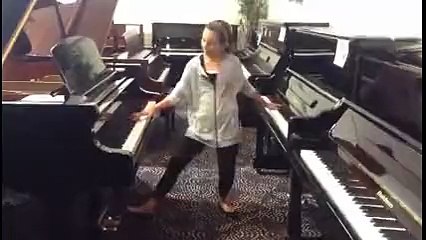 12 yaşındaki kız aynı anda iki piyano çalıyor