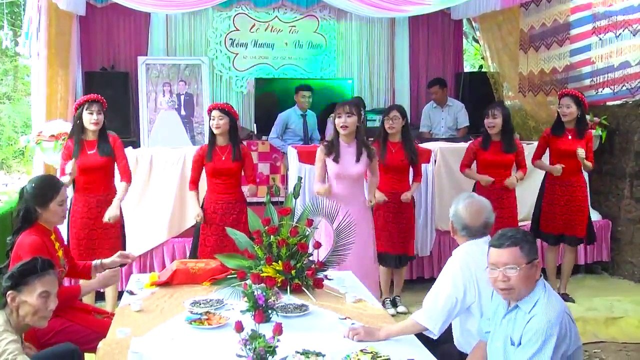 CÔ DÂU QUẨY TƯNG BỪNG TRONG LỄ NẠP TÀI