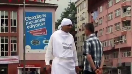 Kefen giyip AKP&#39;nin oy kaybetmesini protesto etti