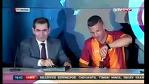 İmzayı atan Podolski böyle çay içti