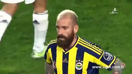 Protesto edilen Emenike formasını çıkardı, oyundan çıkmak istedi