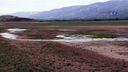 Teknelerin gezdiği baraj gölü ovaya döndü