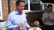 Ekonomide uçuş yapan İngiltere Başbakanı Cameron cips yerken görüntülendi