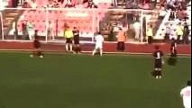 Yolunu şaşıran ambulans futbol oynanan sahaya girdi!