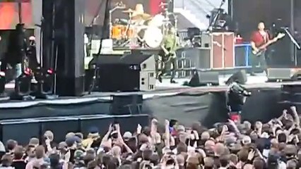 Sahneden düşen Foo Fighters solisti Dave Grohl konsere kırık ayakla devam etti