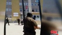 İndirilen Türk bayrağını göndere çeken özel harekat polisleri, tekbir getirerek havaya ateş açtı!