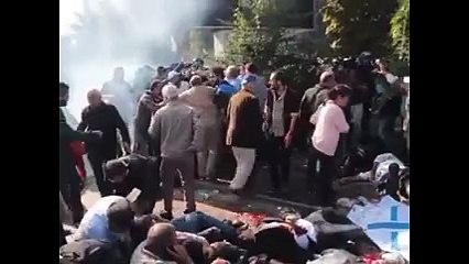 Polisin Ankara&#39;daki katliam sonrasında yaralılara biber gazı  sıktığı görüntüler ortaya çıktı