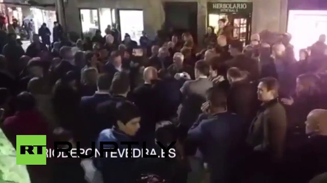 İspanya Başbakanı Rajoy yumruklandı!