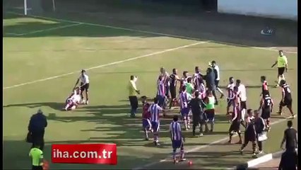 Kırmızı kart görünce yerdeki rakibinin yüzüne tekme attı!