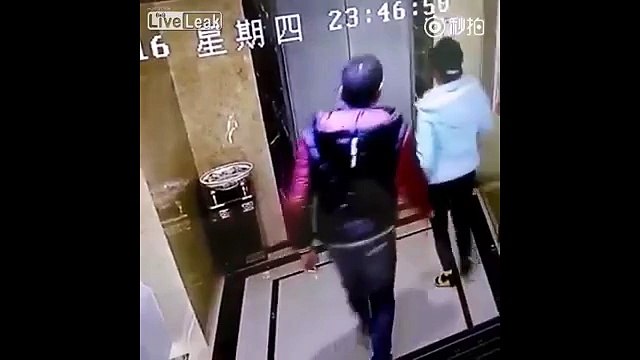 Asansör kapısını tekmeleyen adam boşluğa düştü