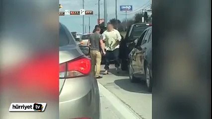 Beyzbol sopasına süpürge sapıyla karşılık verdi