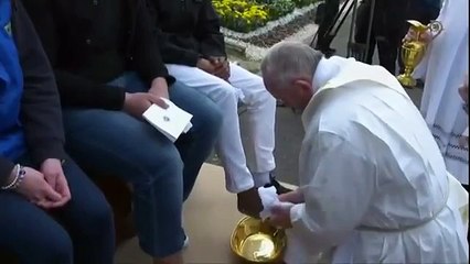 Papa mültecilerin ayaklarını yıkayıp öptü