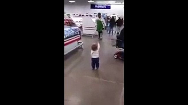 Herkese selam veren sevimli çocuk