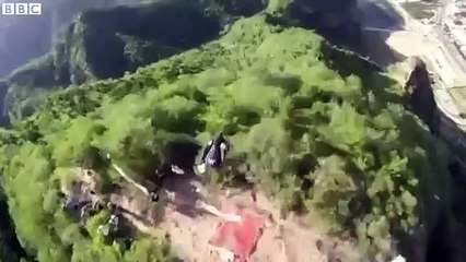 &#39;Yarasa kanat&#39;la Çin Seddi&#39;nin üzerinden uçtu