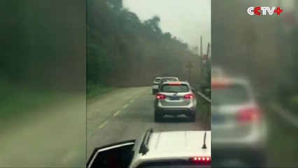 Çin’de korkutan heyelan anı kamerada