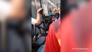Metrodaki sarhoş adamı nakavt ettiler