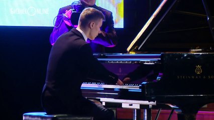 Doğuştan engelli ve elleri olmayan 15 yaşındaki Alexey&#39;in muhteşem piyano performansı