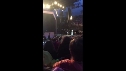 Adele'den konserini kameraya çeken hayranına tepki: Kamerayı kapat, gerçek hayata dön!