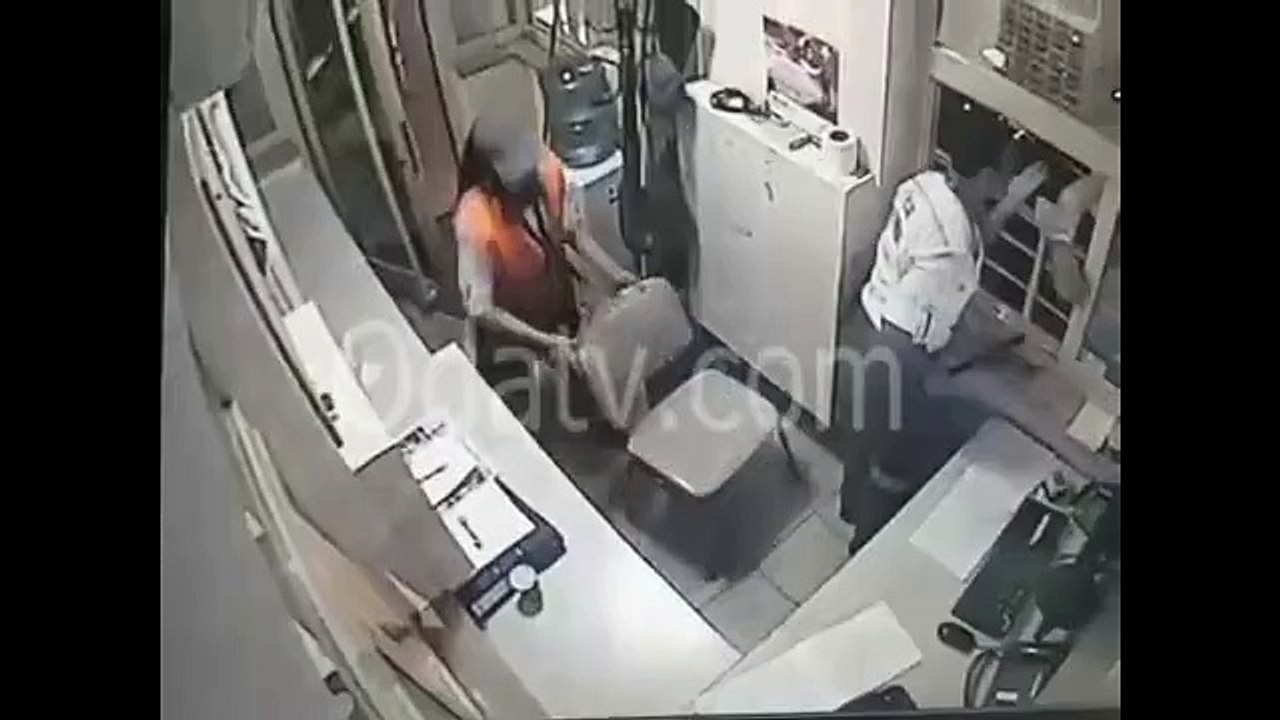 Eski AKP'li Bakan Erdoğan Bayraktar güvenlik görevlisine saldırdı!