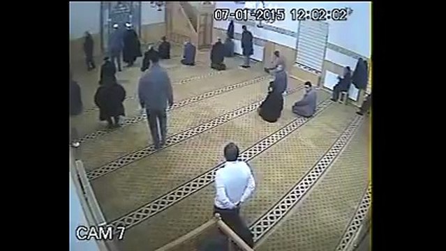 Namaz kılan yaşlı adamın altından taburesini çekti