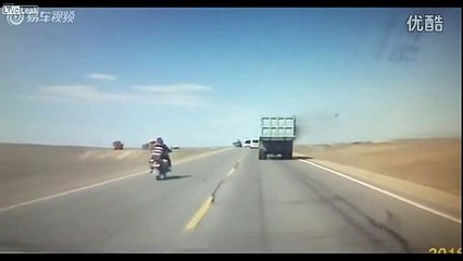 Motorunu otobüsün üzerine süren bu adam ne düşünüyor?