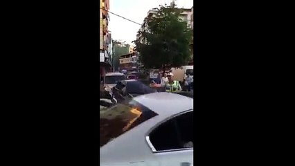 Polis "Vali geçecek" diye ambulansı bekletti!