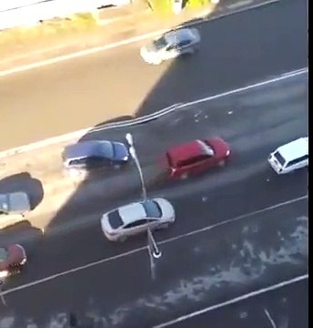 La route s'effondre sous les voitures en circulation