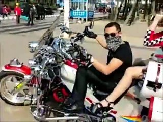 Ce motard se la pète un peu trop et perd le controle