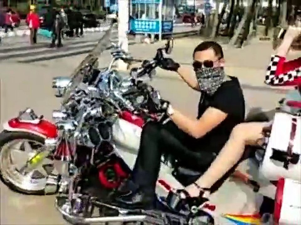 Ce motard se la pète un peu trop et perd le controle