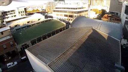 Un drone vient éclater la fenêtre d'un homme et le percute en pleine