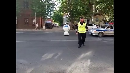 Öğrenme yeteneği olan robot laboratuvardan kaçtı, yolun ortasında şarjı bitince trafiği tıkadı