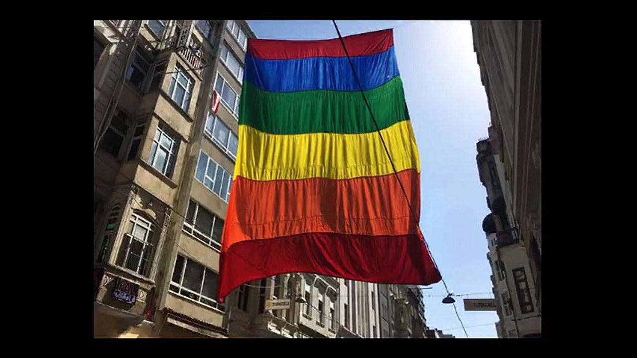 İstiklal'de dalgalanan dev LGBTİ bayrağı zabıta tarafından indirildi!