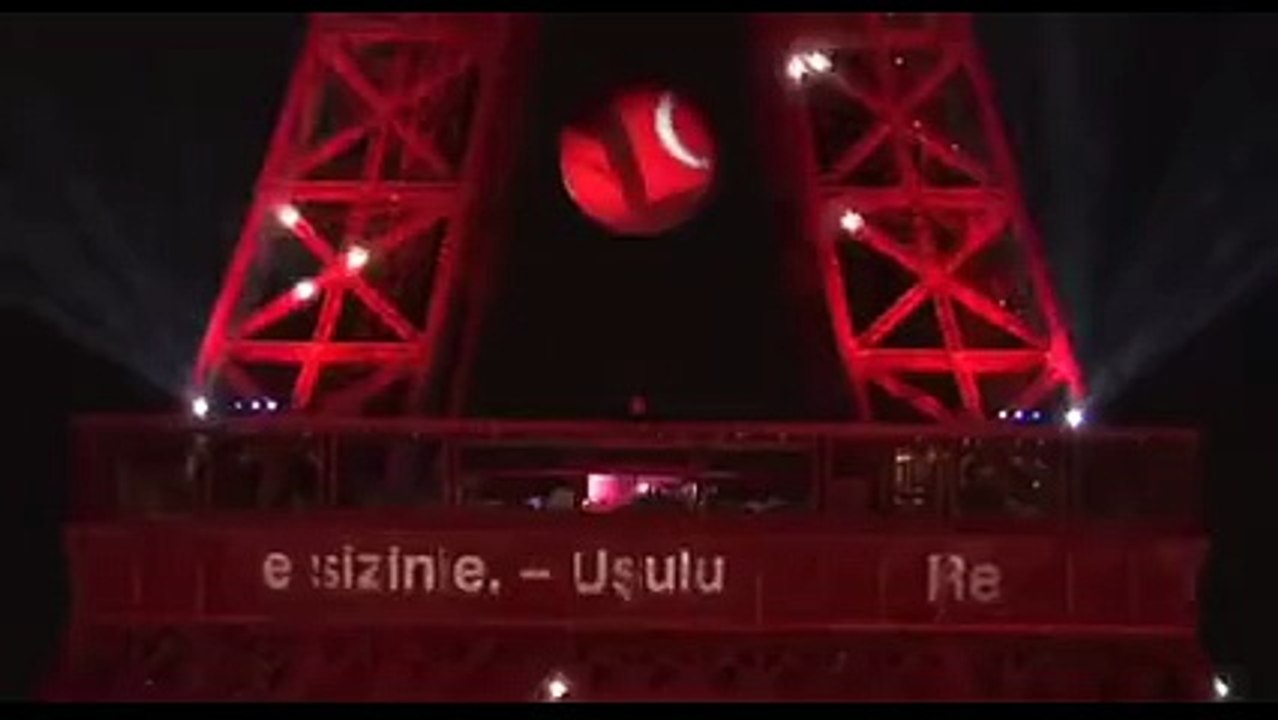 Kırmızı - beyaz renkler Eyfel Kulesi'ni süsledi