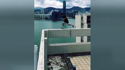 İki gökdelenin arasından atladı!