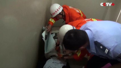 Arızayı ararken kafasını çamaşır makinesine sıkıştıran işçiyi kurtarma anları