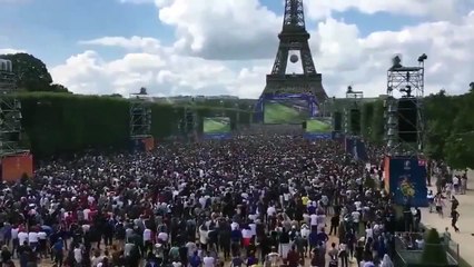 Griezmann&#39;ın golü sonrası Eyfel kulesi çevresindeki binlerce kişi böyle sevindi