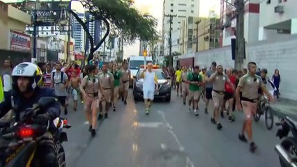 Antrenör, olimpiyat meşalesini taşırken düştü